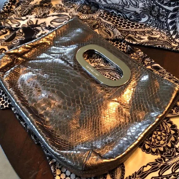 🤎 Michael Kors Bronze metallic leather snake embossed hand bag clutch - Picture 2 of 9